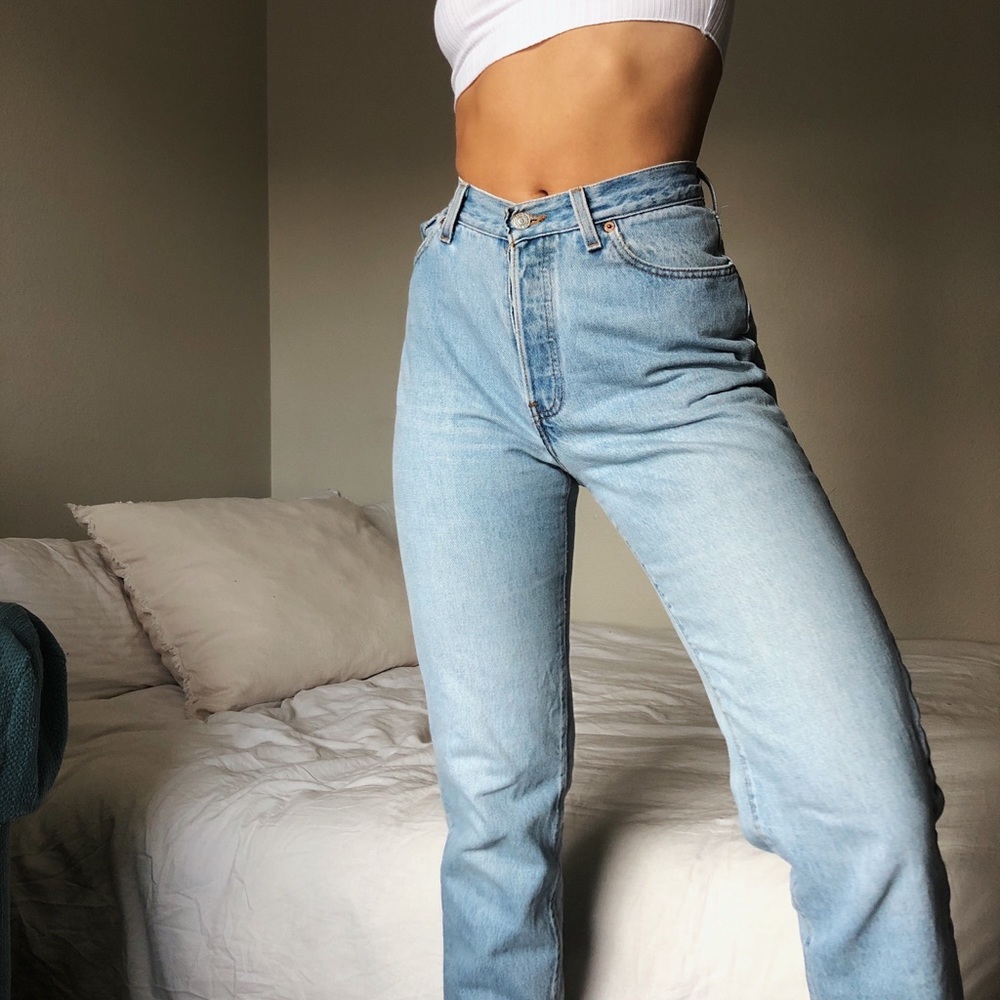 Vintage 501 Levi's Y2K High Rise Tapered Fit in light wash w/ button fly